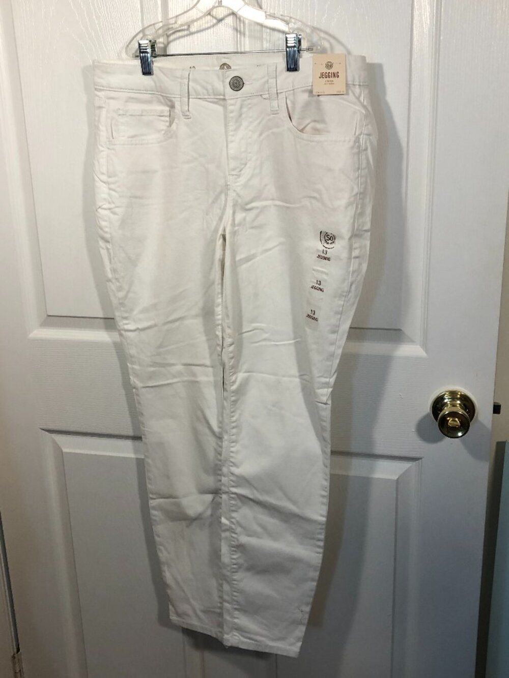 So women white  stretch low rise jegging, size 13